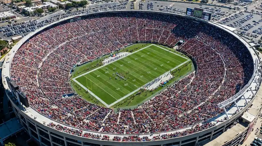 Estadio de fútbol americano de la NFL lleno de espectadores durante un partido de temporada regular